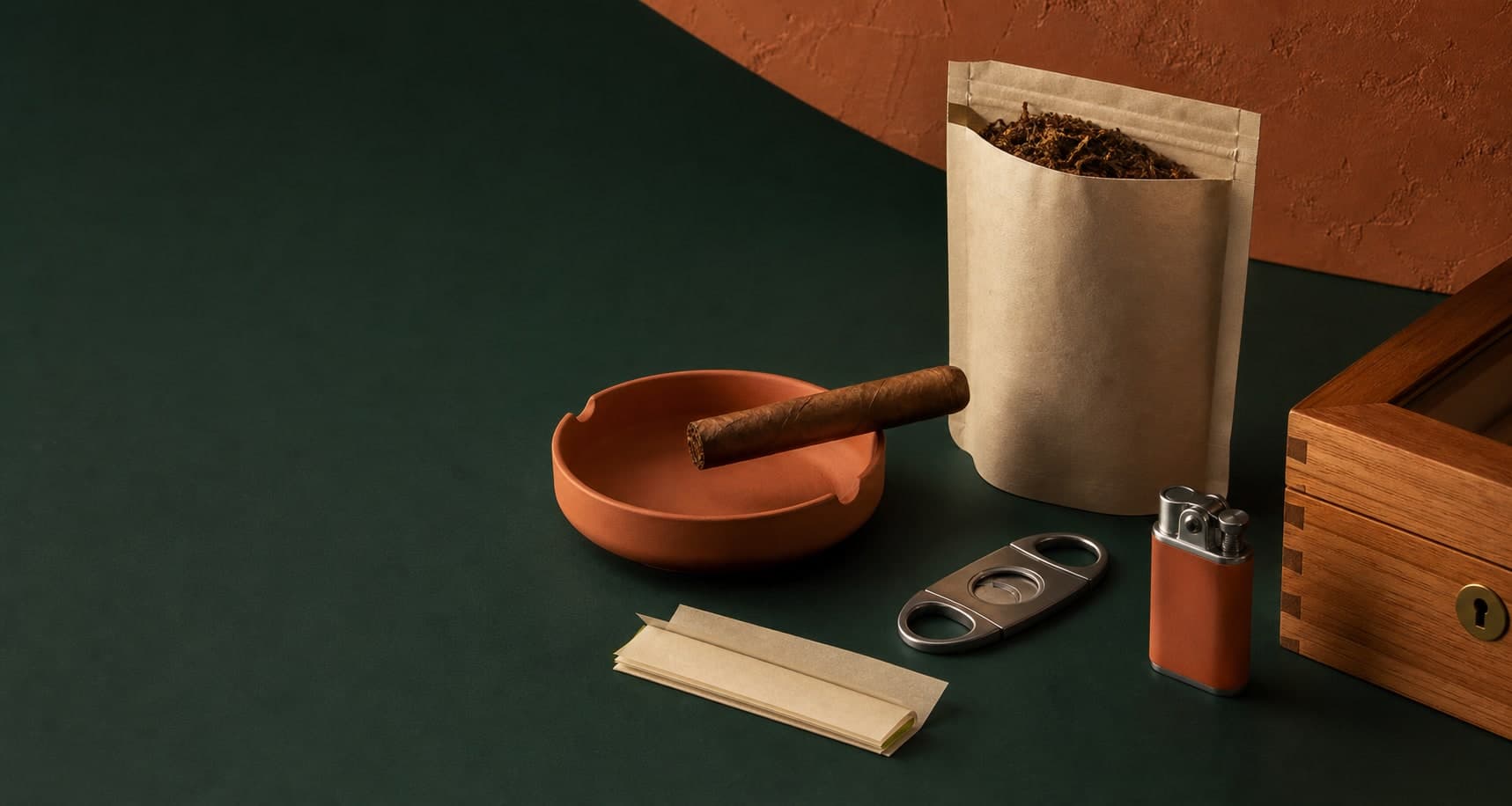Composição editorial com seda, tabaco natural, charuto, cortador, isqueiro e umidor de cedro